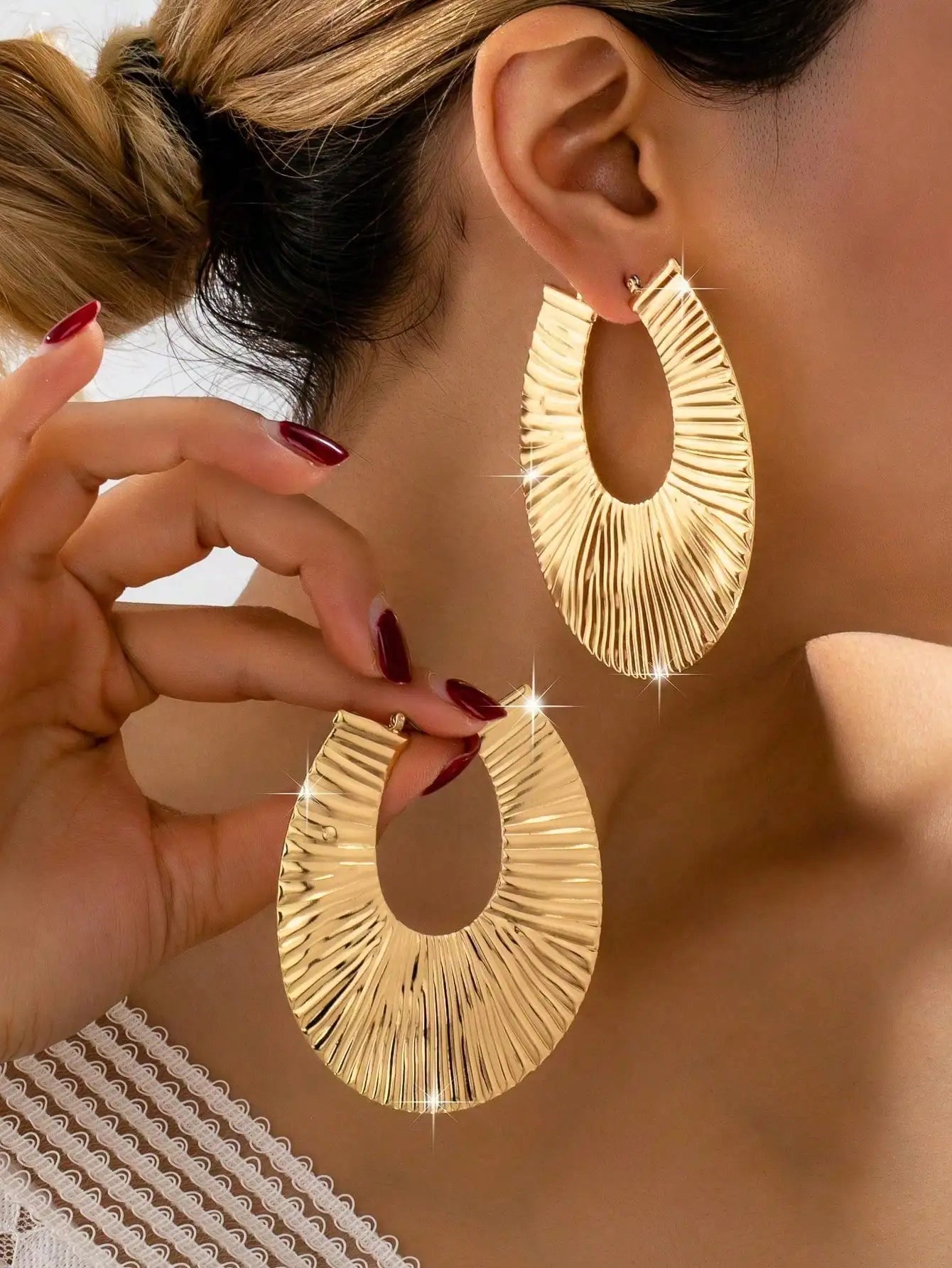 A Pair of Exaggerated, Trendy, Sexy, Fashionable, and Versatile Women's Earrings in a European and American Style