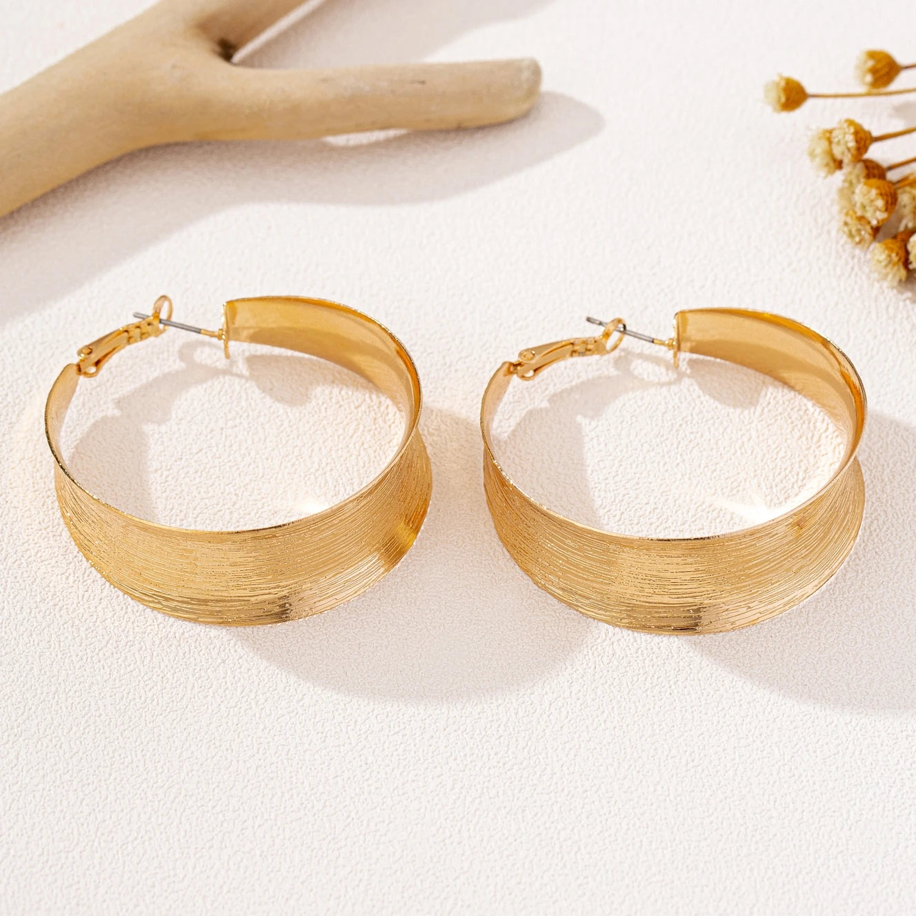 A Pair of Women's Earrings, Simple and Stylish with Brushed Finish, Suitable for Daily Wear and Vacation