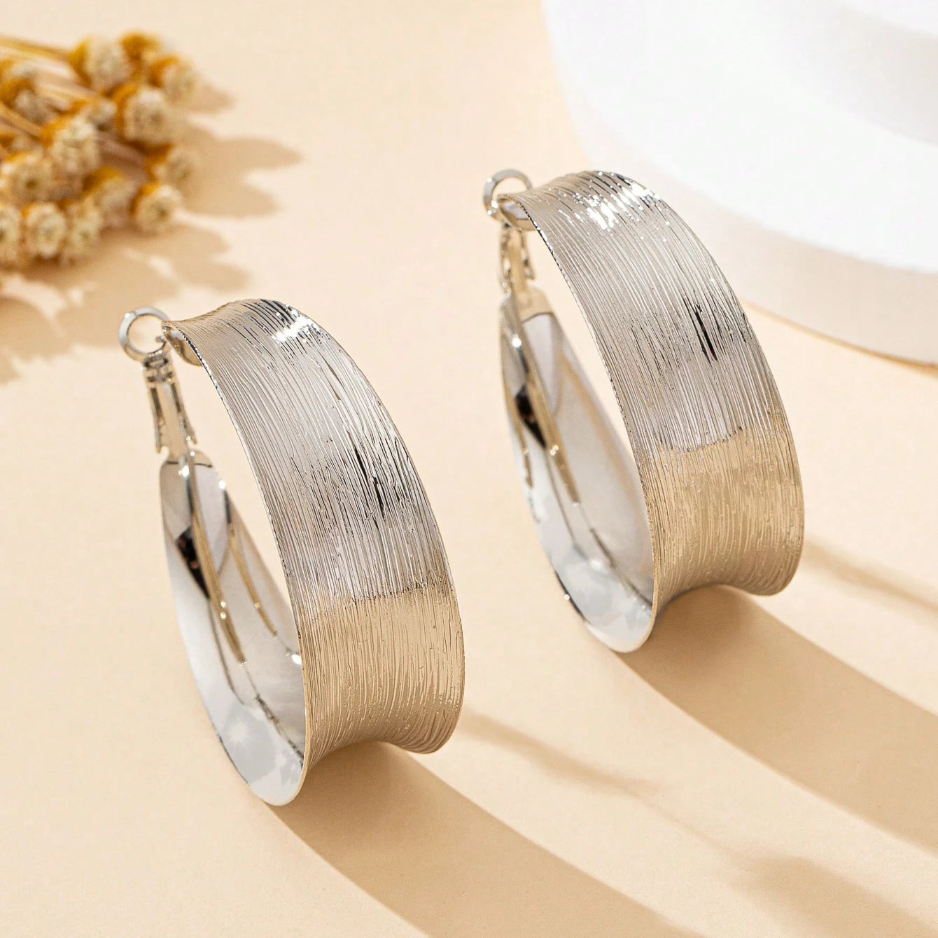 A Pair of Women's Earrings, Simple and Stylish with Brushed Finish, Suitable for Daily Wear and Vacation