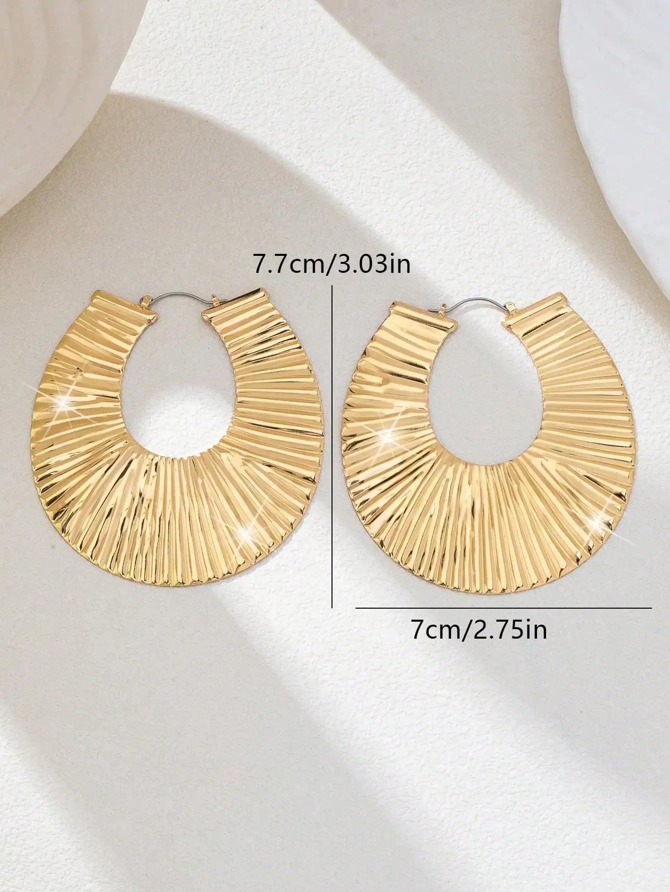 A Pair of Exaggerated, Trendy, Sexy, Fashionable, and Versatile Women's Earrings in a European and American Style