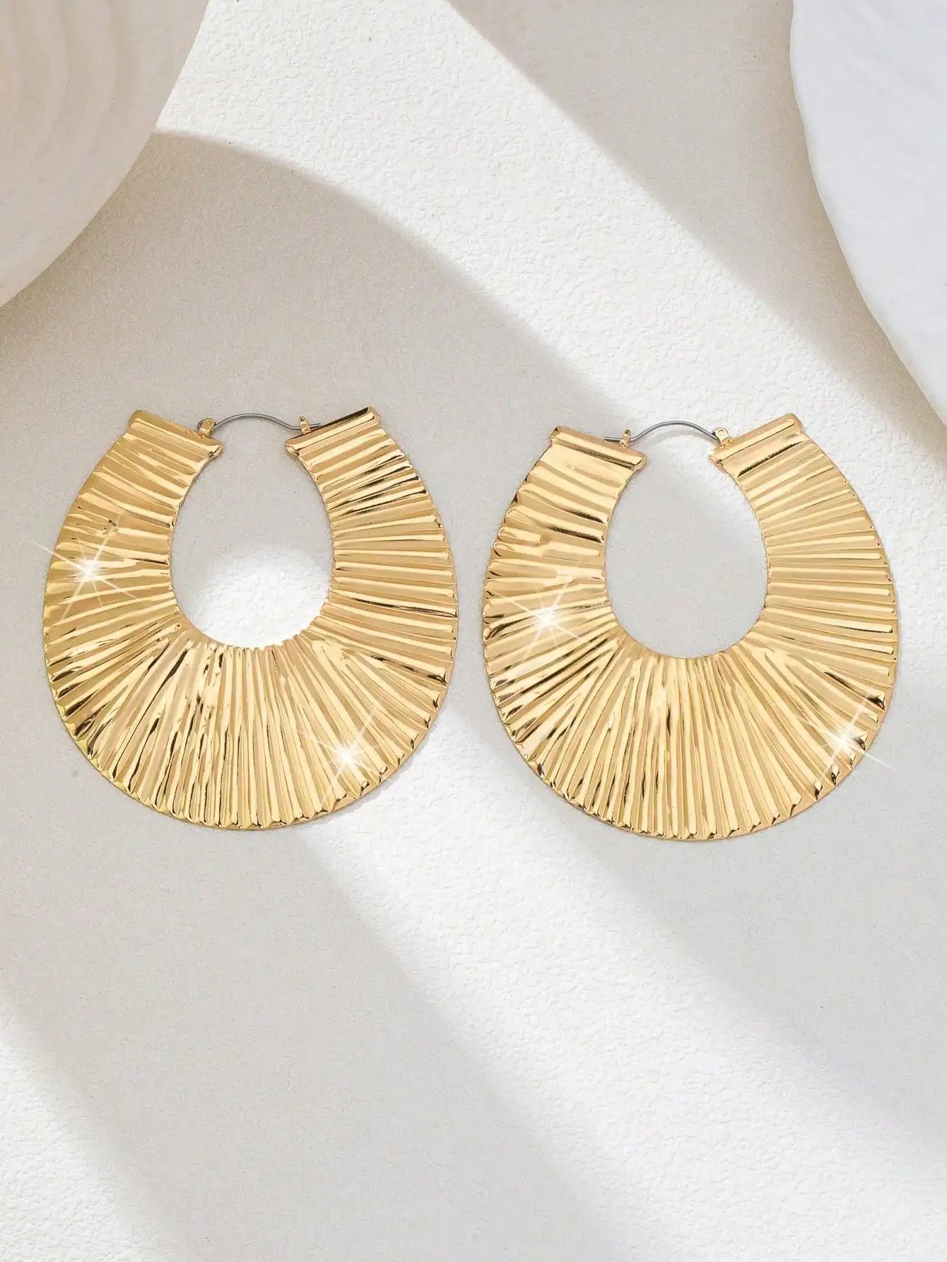 A Pair of Exaggerated, Trendy, Sexy, Fashionable, and Versatile Women's Earrings in a European and American Style