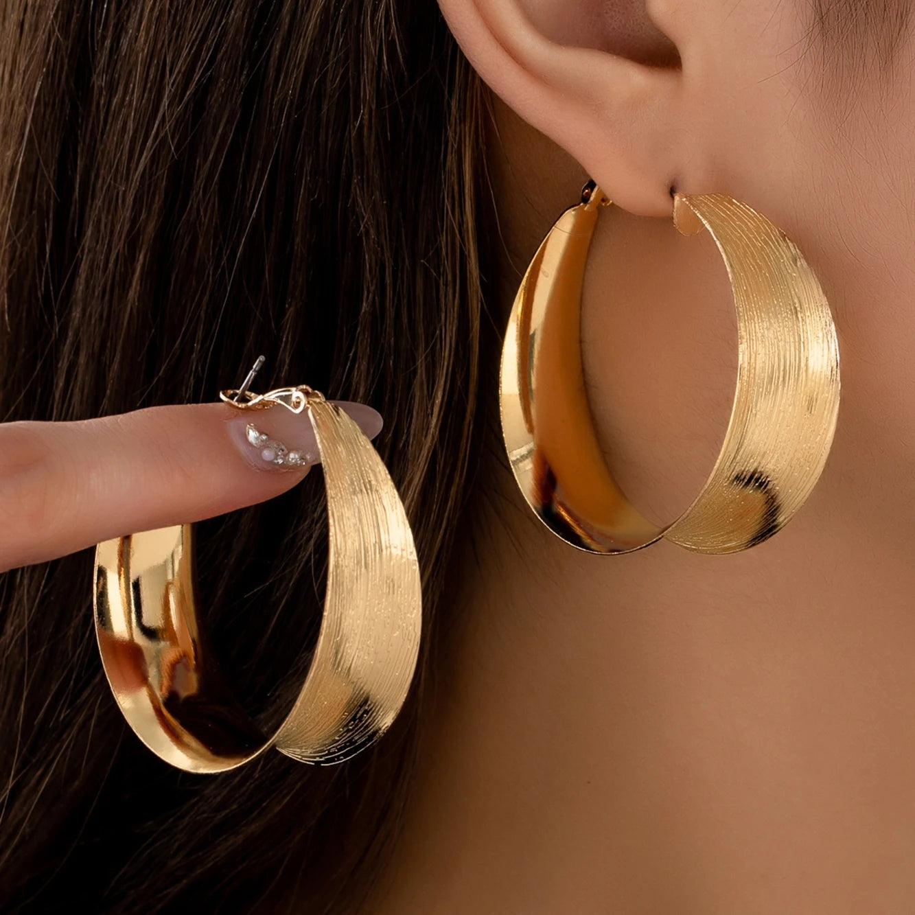 A Pair of Women's Earrings, Simple and Stylish with Brushed Finish, Suitable for Daily Wear and Vacation