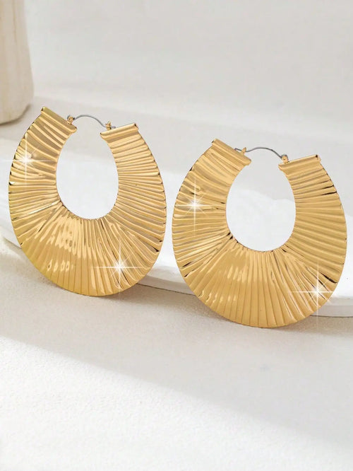 A Pair of Exaggerated, Trendy, Sexy, Fashionable, and Versatile Women's Earrings in a European and American Style